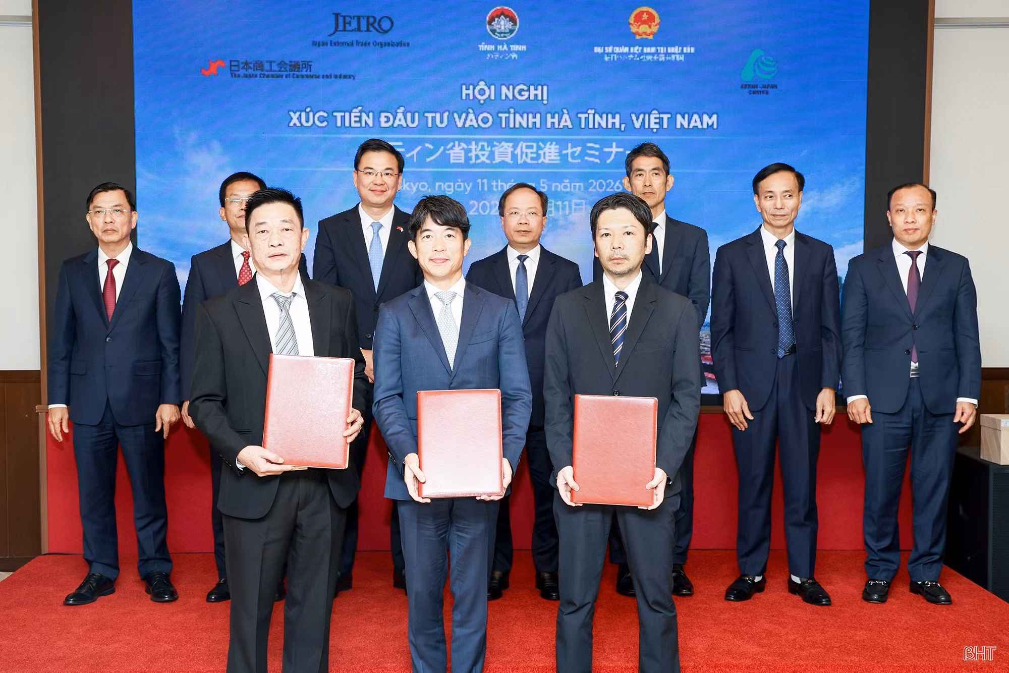 Lãnh đạo tỉnh chứng kiến biên bản ghi nhớ hợp tác giữa Công ty TNHH Thương mại và Dịch vụ Vận tải Viết Hải và Công ty TNHH TBM - Nhật Bản.
