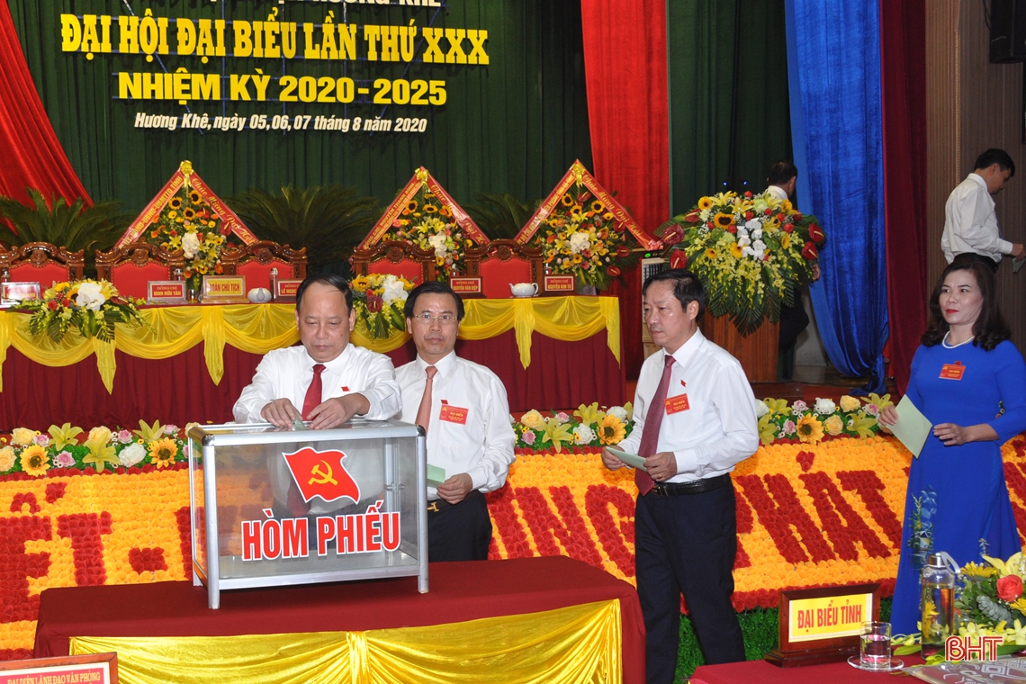Đồng chí Lê Ngọc Huấn được bầu giữ chức Bí thư Huyện ủy Hương Khê nhiệm kỳ 2020 - 2025
