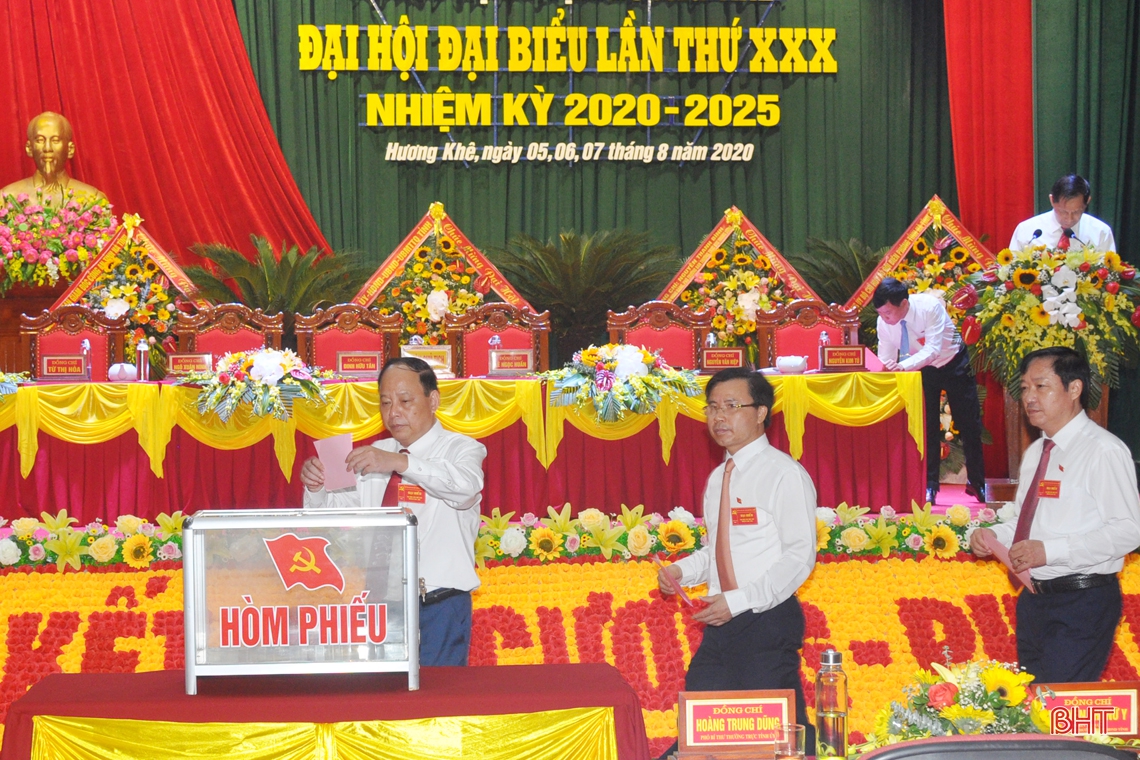 38 đồng chí được bầu vào Ban Chấp hành Đảng bộ huyện Hương Khê nhiệm kỳ 2020 - 2025