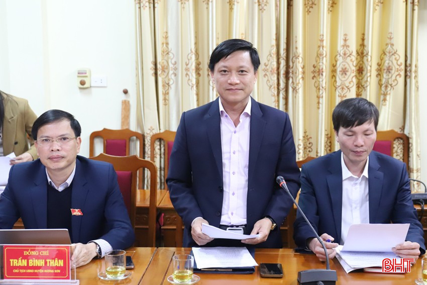Phó Chủ tịch UBND huyện Hương Sơn Hồ Thái Sơn thông qua tờ trình về việc thành lập, giải thể các cơ quan chuyên môn thuộc UBND huyện Hương Sơn bqbht_br_img-1930.jpg