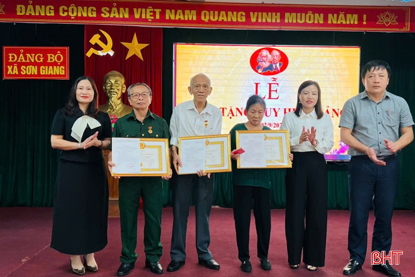Lãnh đạo xã Sơn Giang trao tặng Huy hiệu 50 năm tuổi Đảng cho các đảng viên. bqbht_br_z6952455206203-122b2a22fd2c6ec7fafbe9a28ece5aea-9345.jpg