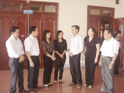 Phó bí thư Thường trực Tỉnh uỷ trao đổi với các đại biểu về kinh nghiệm vận động, tập hợp đoàn viên, hội viên. Phó bí thư Thường trực Tỉnh uỷ trao đổi với các đại biểu về kinh nghiệm vận động, tập hợp đoàn viên, hội viên.
