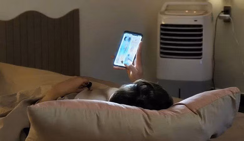 Nam lại với chiếc màn hình điện thoại lúc nửa đêm về sáng dù cơ thể rệu rã. Ảnh: Nhân vật cung cấp. lu-o-t-dt-1781046732-1962-1781048054.jpg
