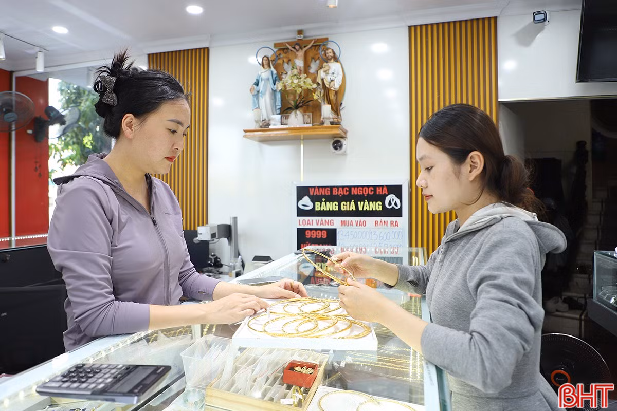 Khách hàng đến giao dịch tại cửa hàng vàng bạc Ngọc Hà. bqbht_br_2.jpg