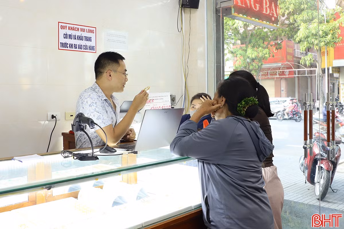 Lượng khách giao dịch tại các cửa hàng vàng bạc hiện nay giảm mạnh so với thời điểm giá vàng cao. bqbht_br_3.jpg