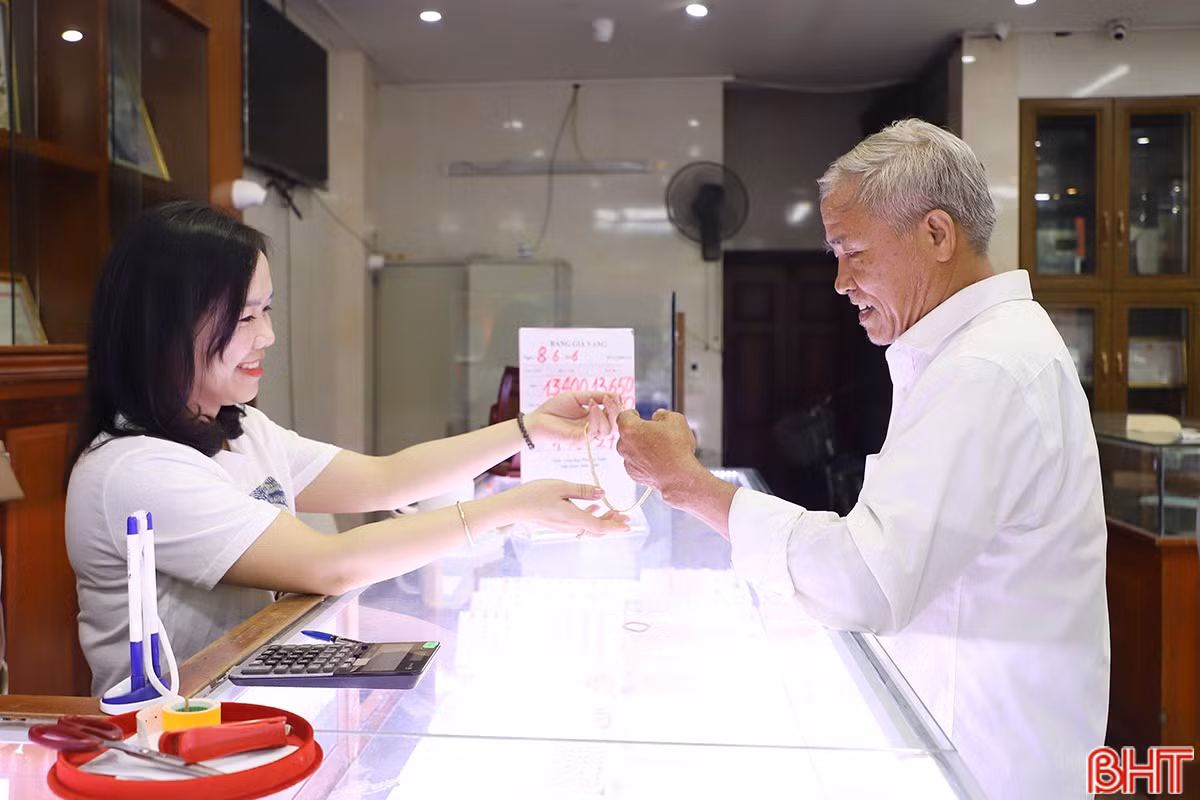 Ông Võ Quang Kiêm (xã Thạch Khê) tham khảo vàng và hy vọng có thể mua kim loại quý này ở vùng giá thấp hơn. bqbht_br_5.jpg