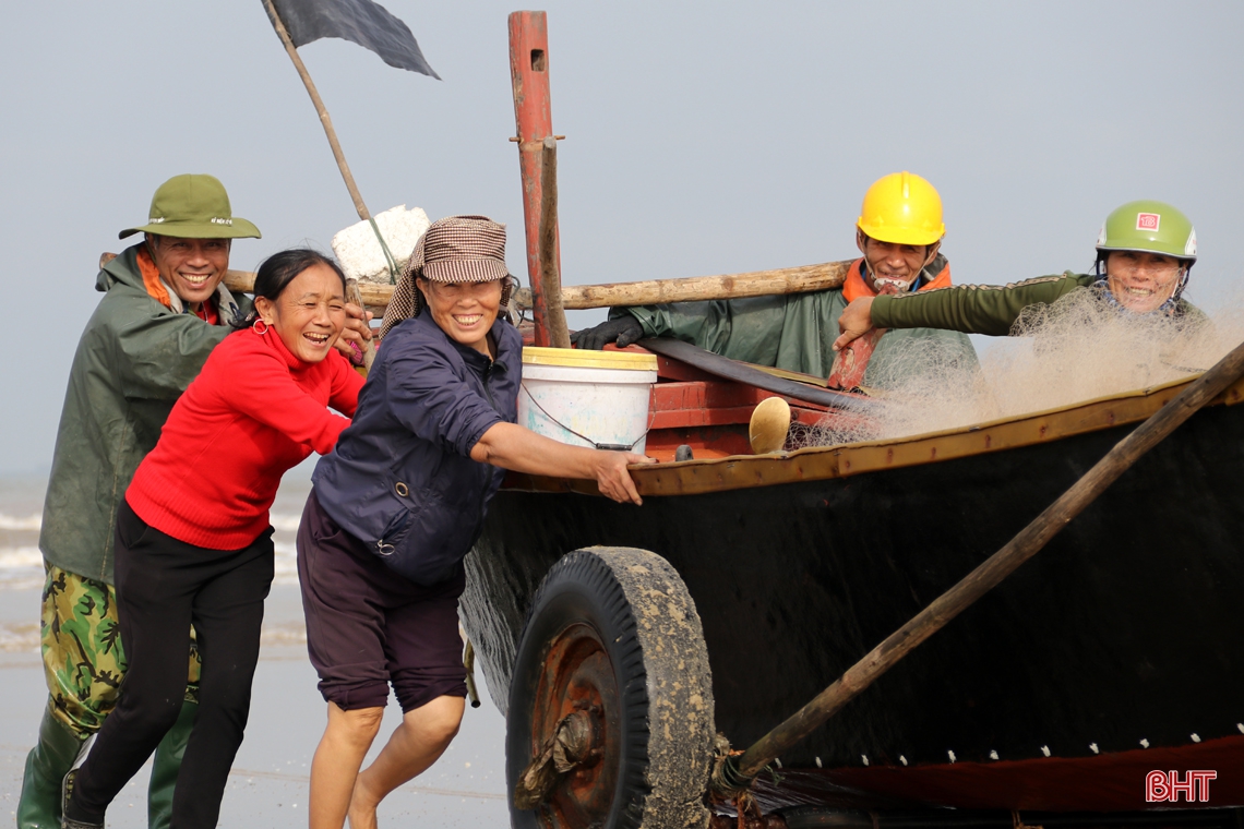 Ngư dân làng biển phía Nam Hà Tĩnh trúng đậm cá cháo, thu tiền triệu mỗi ngày