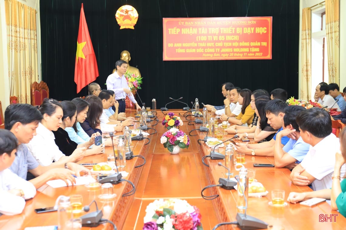 Lãnh đạo tỉnh dự lễ tiếp nhận 100 tivi trị giá 2 tỷ đồng hỗ trợ các trường học ở Hương Sơn