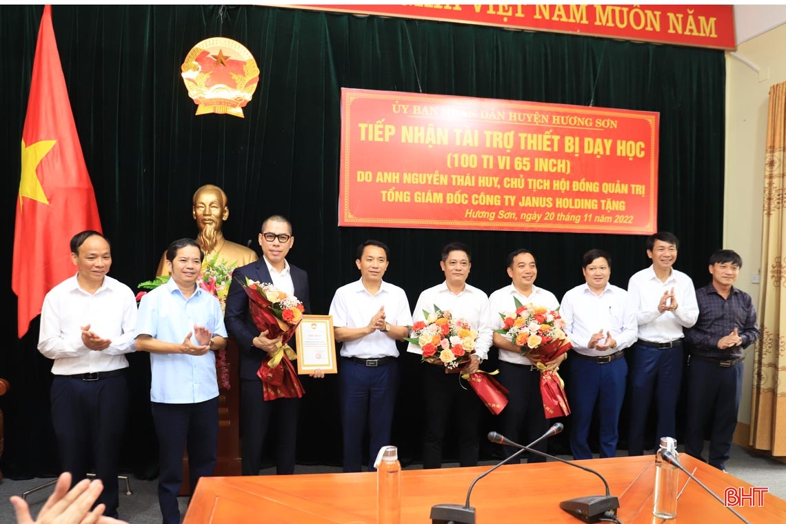 Lãnh đạo tỉnh dự lễ tiếp nhận 100 tivi trị giá 2 tỷ đồng hỗ trợ các trường học ở Hương Sơn