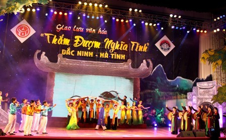 Chương trình giao lưu lựa chọn và giới thiệu một số tiết mục nghệ thuật mang nét đặc trưng tiêu biểu nhất về thể loại, hình thức diễn xướng của mỗi địa phương