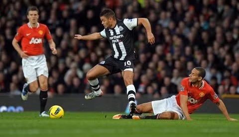 Tình huống dẫn đến quả phạt đền cho Newcastle.
