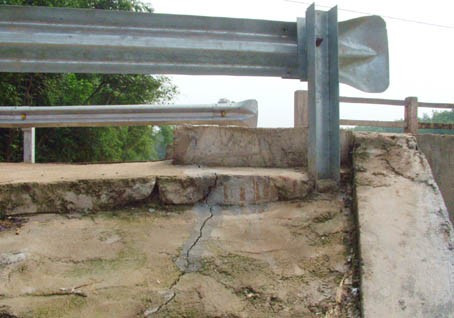 ... mái ta-luy đầu cầu cũng bắt đầu nứt nẻ