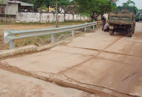 Mố cầu chợ Vực ngày một lún sâu hơn...