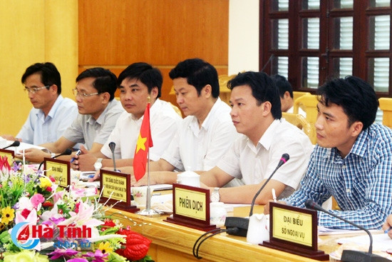 Phó Chủ tịch UBND tỉnh Đặng Quốc Khánh: Đối với các doanh nghiệp, nhà đầu tư của Lào, Hà Tĩnh luôn chào đón và cam kết sẽ tạo mọi điều kiện giải quyết hồ sơ thủ tục hành chính trong thời gian nhanh nhất. Phó Chủ tịch UBND tỉnh Đặng Quốc Khánh: Đối với các doanh nghiệp, nhà đầu tư của Lào, Hà Tĩnh luôn chào đón và cam kết sẽ tạo mọi điều kiện giải quyết hồ sơ thủ tục hành chính trong thời gian nhanh nhất.