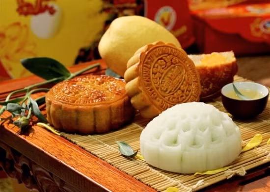 Việt Nam: Người Việt thường thưởng thức bánh nướng và bánh dẻo vào dịp Tung thu. Bánh nướng có lớp vỏ vàng ươm với nhân hấp dẫn. Bánh dẻo có lớp vỏ mềm dai, ngọt ngào, tượng trưng cho mặt trăng. Ảnh: Ivn.