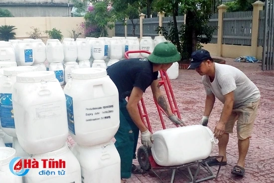 Tiếp nhận 10.000 kg hóa chất phòng chống dịch bệnh thủy sản ảnh 1