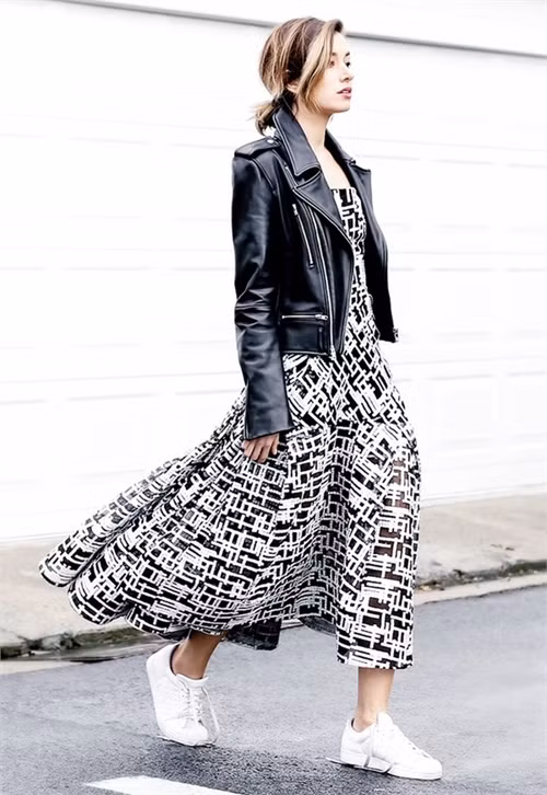 Và cuối cùng, hãy thử hóa thân thành các ngôi sao Hollywood bằng cách khoác một chiếc áo khoác da bên ngoài bộ đầm maxi yêu thích của bạn