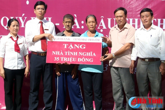 Aribank Kỳ Anh trao tặng 5 nhà tình nghĩa cho hộ nghèo ảnh 1