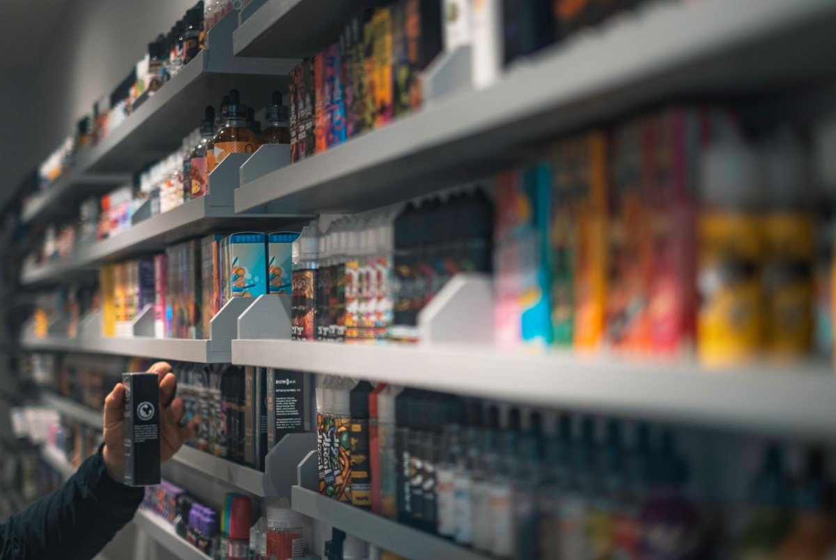 Với nhiều hình dạng, mùi vị khác nhau, thuốc lá điện tử đem lại sự kích thích cho người trẻ. Ảnh minh họa: e_liquids_uk . Cái giá của ‘thú chơi’ thuốc lá điện tử