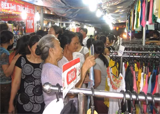 Đông đảo khách hàng tham quan, mua sắm tại hội chợ.