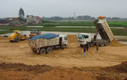 Gấp rút thi công nâng cấp đê La Giang Gấp rút thi công nâng cấp đê La Giang