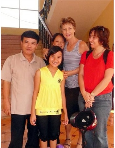 Cháu Hoàng Thị Na (áo vàng) được người đỡ đầu ở Pháp sang thăm vào dịp nghỉ hè và chuẩn bị cho đi du lịch ở Sa Pa 10 ngày