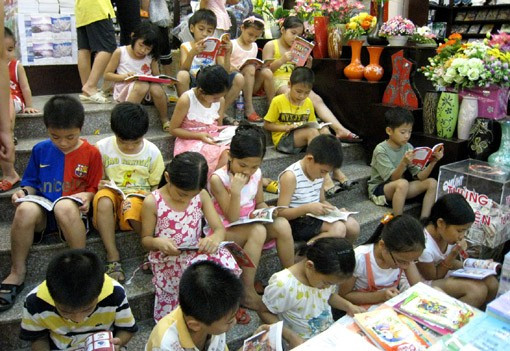 Ngày hè rất đông trẻ em đến đọc sách tại nhà sách fahahasa - siêu thị Co.opMart BMC Hà Tĩnh.