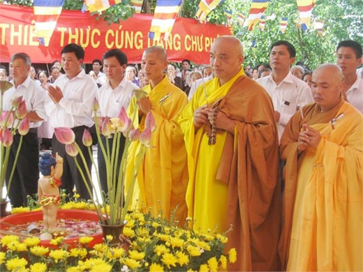 Dâng hương niệm Phật.