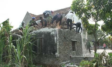 Hội viên Hội Nông dân giúp dân tái định cư tháo dỡ nhà chuyển đến nơi ở mới