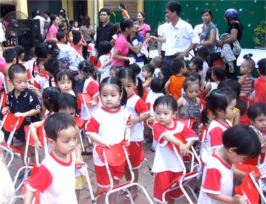 Tạm biệt búp bê thân yêu... Tạm biệt gấu mi-sa nhé!... Tạm biệt bạn bè thân quen... Nhớ lắm, quên sao được!... Trường mầm non thân yêu!...