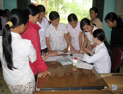 Cán bộ dân số tư vấn chăm sóc SKSS cho chi em phụ nữ xã Phù Việt huyện Thạch Hà