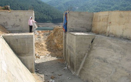 Theo cam kết , công trình sẽ được thi công trong vòng 1 tháng song đến nay đã gần một năm trôi qua vẫn chưa hoàn thành.