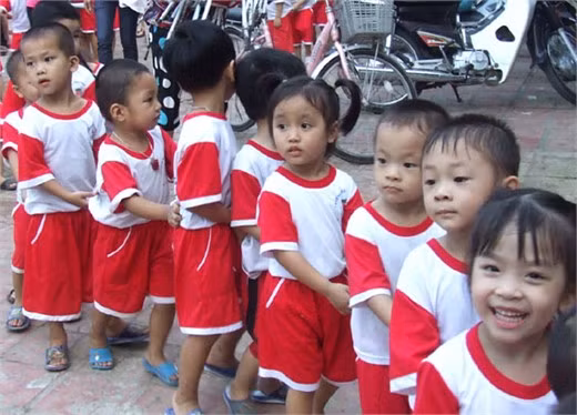 Tạm biệt búp bê thân yêu... Tạm biệt gấu mi-sa nhé!... Tạm biệt bạn bè thân quen... Nhớ lắm, quên sao được!... Trường mầm non thân yêu!...