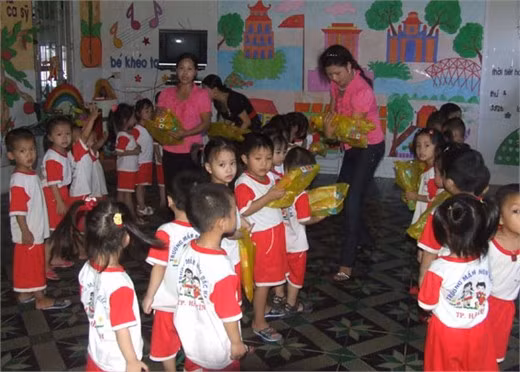 Tạm biệt búp bê thân yêu... Tạm biệt gấu mi-sa nhé!... Tạm biệt bạn bè thân quen... Nhớ lắm, quên sao được!... Trường mầm non thân yêu!...