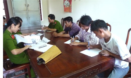 Công an huyện Hương Khê đang lấy lời khai của các đối tượng tham gia vụ cướp.