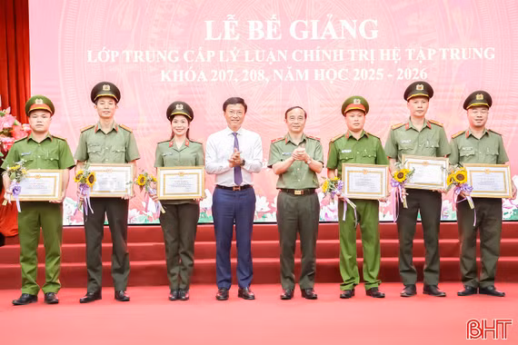 Bế giảng 2 lớp trung cấp lý luận chính trị năm học 2025 – 2026