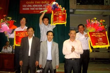 Cuc trưởng Cục Thuế Hà Tĩnh Đinh Nho Hậu trao thưởng cho các đơn vị đạt giải