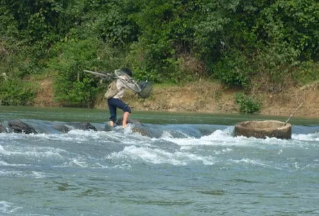 Trễ đò thì phải lội sông