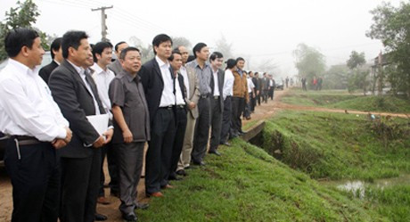 Chủ tịch UBND tỉnh Võ Kim Cự, Phó Chủ tịch UBND tỉnh Lê Đình Sơn cùng lãnh đạo các ngành kiểm tra hệ thống GT - TLNĐ và vùng sản xuất lúa tập trung của xã Thạch Tân (Thạch Hà)