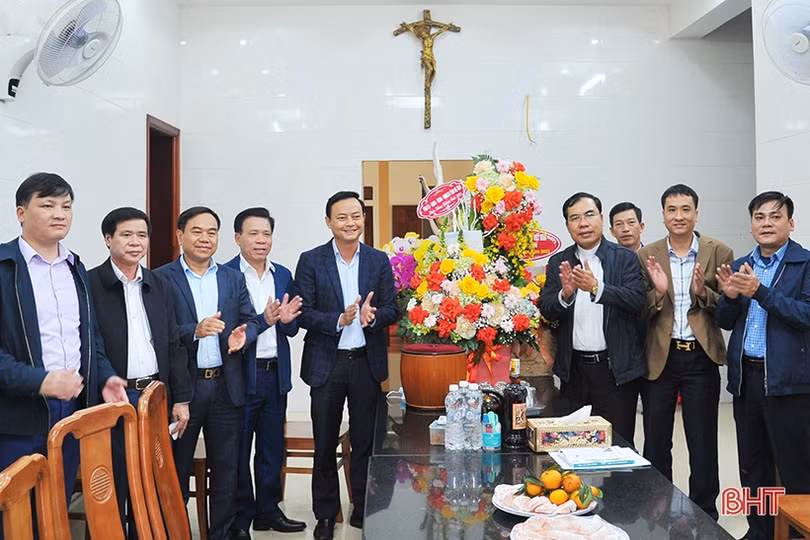 Trưởng ban Tuyên giáo Tỉnh ủy Hà Tĩnh chúc mừng Giáng sinh tại Giáo hạt Ngô Xá