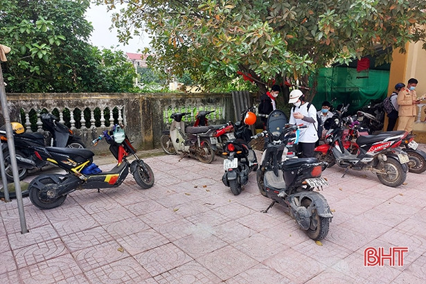 Xử phạt nhiều học sinh đi xe máy điện vi phạm an toàn giao thông ở TP Hà Tĩnh