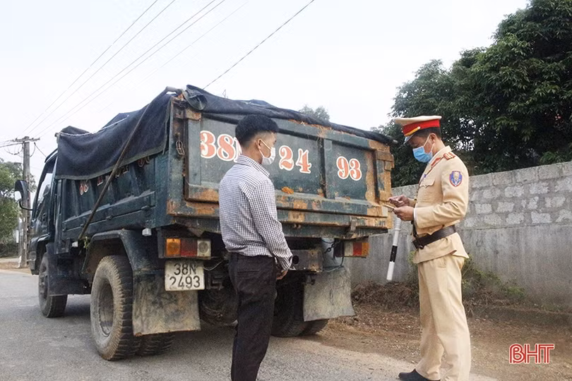 Can Lộc: Xử phạt nhiều phương tiện vận tải cơi nới thành thùng, quá tải