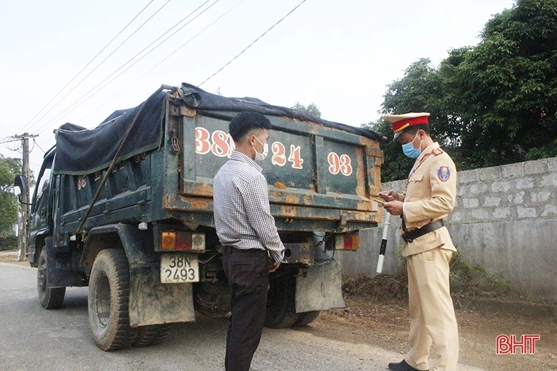 Can Lộc: Xử phạt nhiều phương tiện vận tải cơi nới thành thùng, quá tải