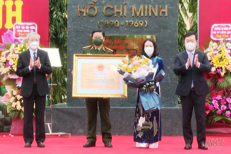 Chủ tịch UBND tỉnh Hà Tĩnh dự lễ khánh thành Tượng đài Bác Hồ với LLVT Quân khu 4