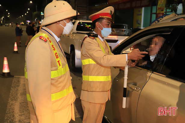 CSGT Công an Nghi Xuân xử phạt 20 tài xế vi phạm nồng độ cồn và các vi phạm giao thông