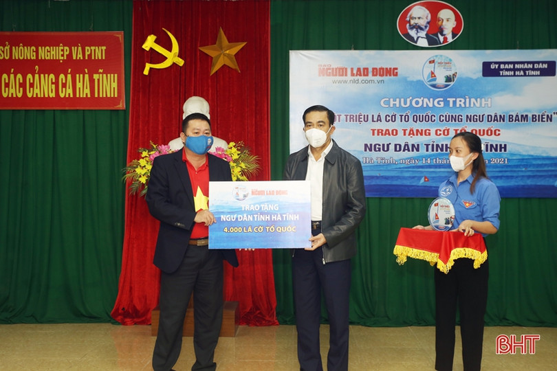 Chủ tịch UBND tỉnh dự lễ trao 4.000 lá cờ Tổ quốc đồng hành cùng ngư dân Hà Tĩnh bám biển