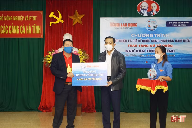 Chủ tịch UBND tỉnh dự lễ trao 4.000 lá cờ Tổ quốc đồng hành cùng ngư dân Hà Tĩnh bám biển