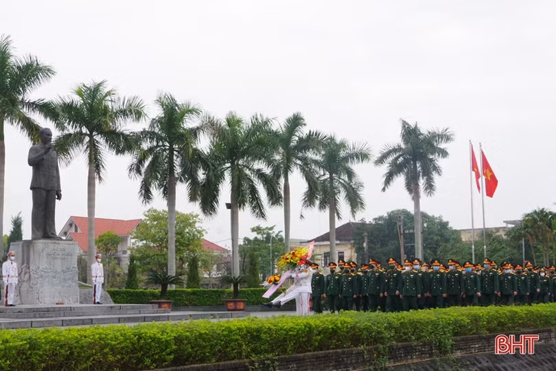 Cán bộ, chiến sỹ LLVT Hà Tĩnh dâng hương tưởng niệm Bác Hồ và các anh hùng liệt sỹ