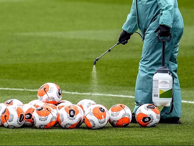 Premier League trước nguy cơ tạm hoãn