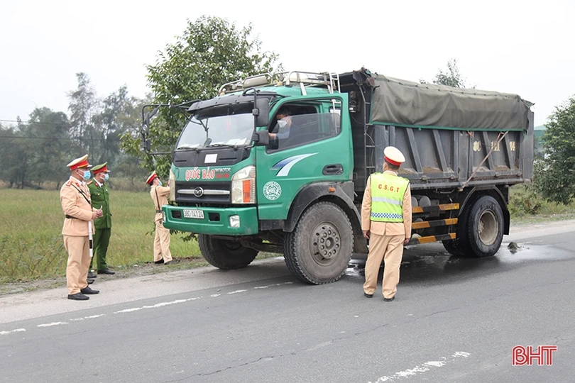 Can Lộc: Xử phạt nhiều phương tiện vận tải cơi nới thành thùng, quá tải